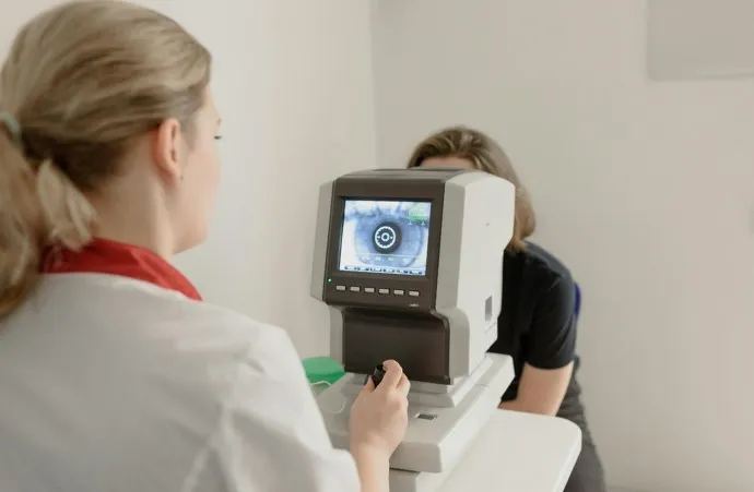 Seeing an eye doctor before traveling